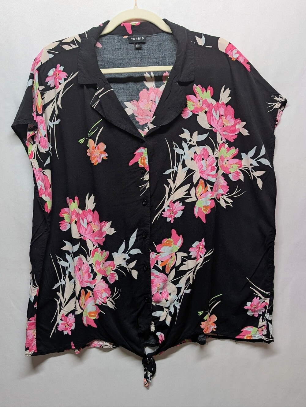 519-torrid Black Button-Front Floral Tie-Hem Shirt